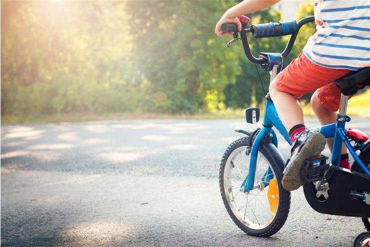 як навчити дитину кататися на велосипеді?